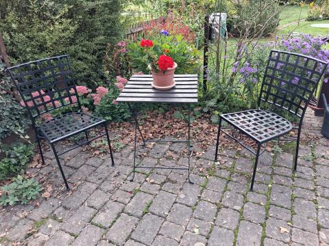 24 Bier-, Café-Gartenstühle aus Metall