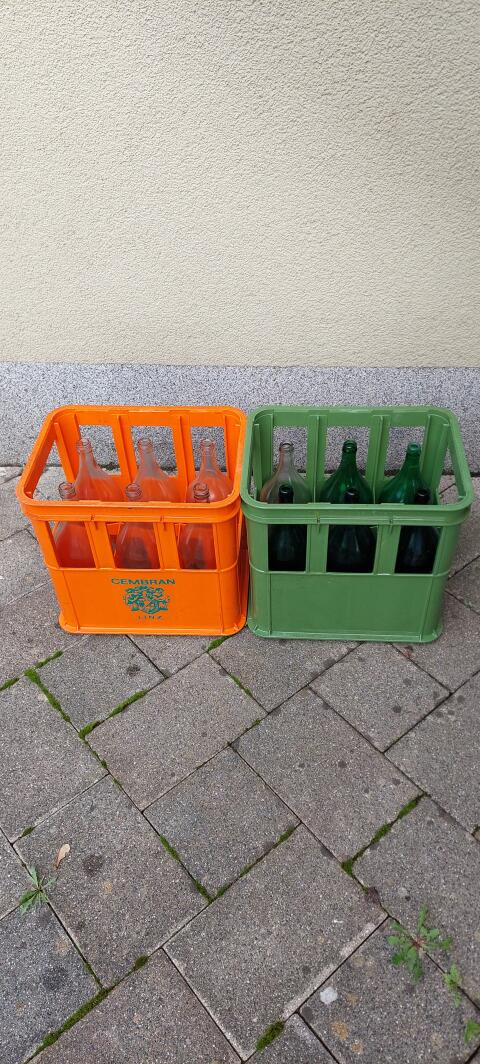 12 Kisten mit 2 l Flaschen