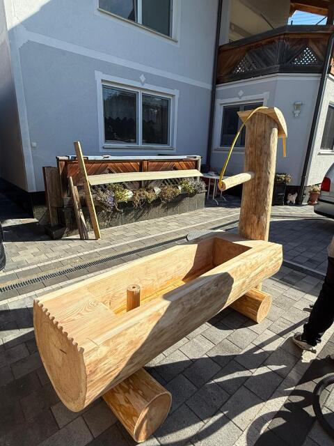 Massiver Holzbrunnen