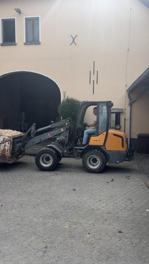 Giant V452T mit Heckhydraulik