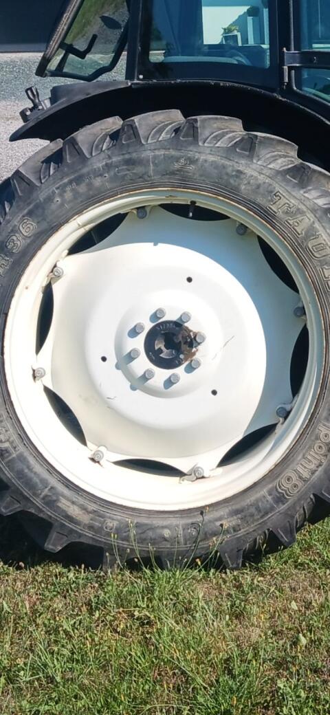 Komplettreifen 12.4R36 und 11.2R24, New Holland TN70DA, Steyr