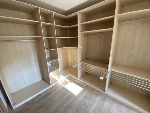 Kleiderschrank offen