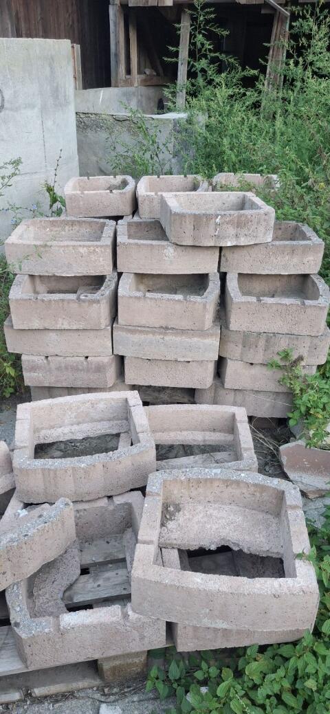 Beton-Böschungssteine