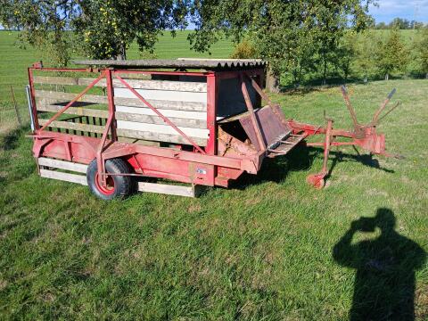 Ladewagen als Schafhütte