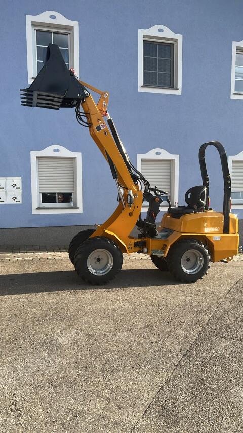 Inmax H180 mit Straßenzulassung und Anbaugeräten