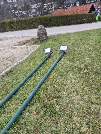 2 Flutlicht-Alumasten mit 9 m Höhe inkl. Fluter