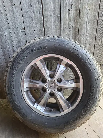 Verkaufe Winterreifen 265/65R65 auf Alufelgen