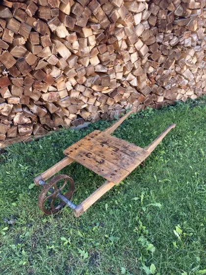Holzschubkarre