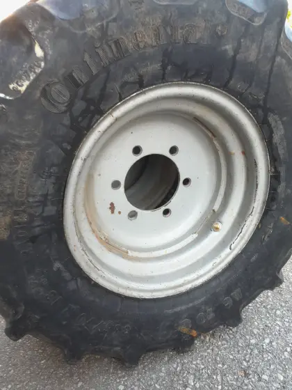Reifen mit Felgen 365/70R18