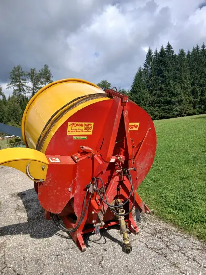 Teagle Tomahawk 5050 Einstreugerät und Silageverteiler