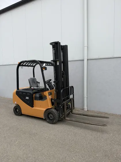 2 t Elektrostapler mit 6 m Triplexmast