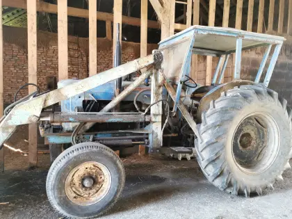 Ford Fordson Super Major mit Frontlader und Typenschein