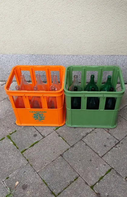 12 Kisten mit 2 l Flaschen