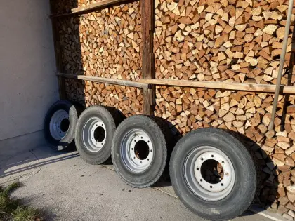 Spikereifen mit Felgen