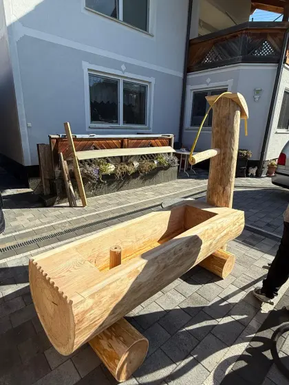 Massiver Holzbrunnen