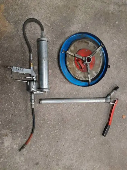 Druckluftfettpresse mit Füllgerät