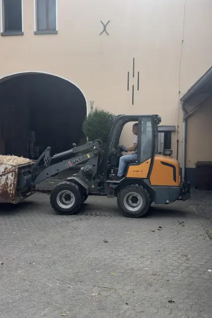 Giant V452T mit Heckhydraulik