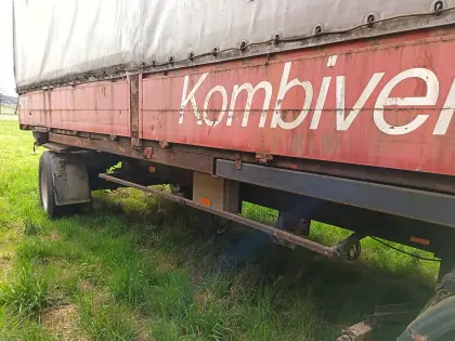 Wechselpritschenanhänger mit Planenpritsche (Ballenwagen)