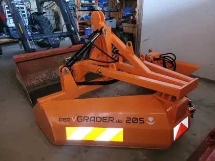 V-Grader mit Seitenschild 205