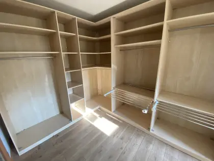 Kleiderschrank offen