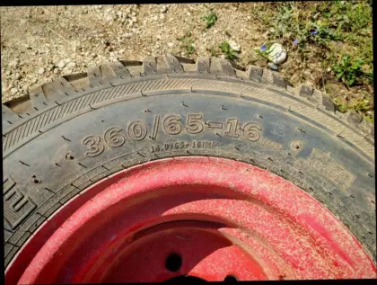 Zwei Ladewagenreifen mit Felge, 1x neu, 1x 1 Jahr alt