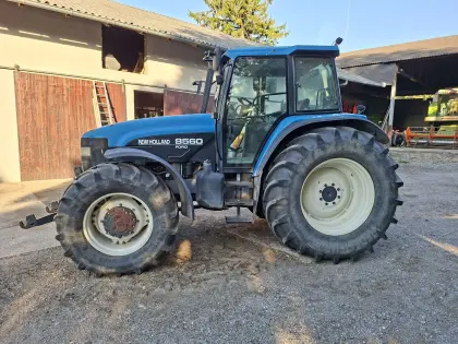Traktor New Holland 8560