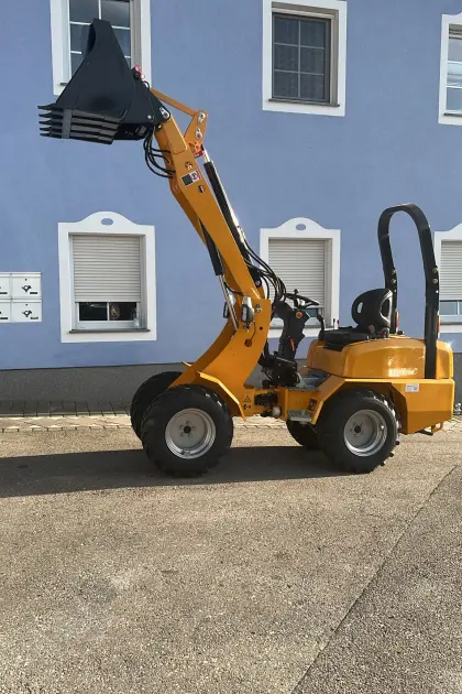 Inmax H180 mit Straßenzulassung und Anbaugeräten