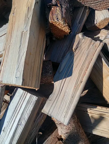 Kompaktes Brennholz trocken