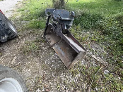 Böschungslöffel mit Schnellwechsler CW10