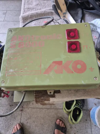 2 Netzteile für Weidestrom zu verkaufen Akotronic S8000
