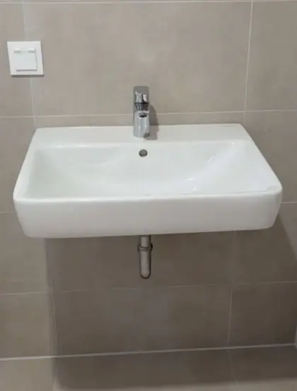 Neues Geberit Handwaschbecken inkl. Grohe Armatur und Ablauf