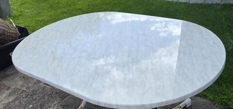 Wir verschenken unseren treuen Terrassentisch