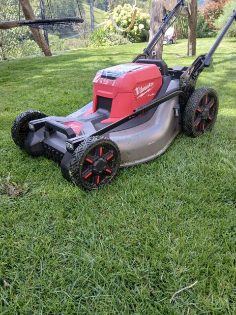 Verkaufe Milwaukee Akku-Rasenmäher M18
