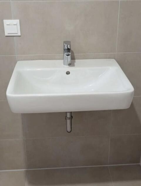 Neues Geberit Handwaschbecken inkl. Grohe Armatur und Ablauf