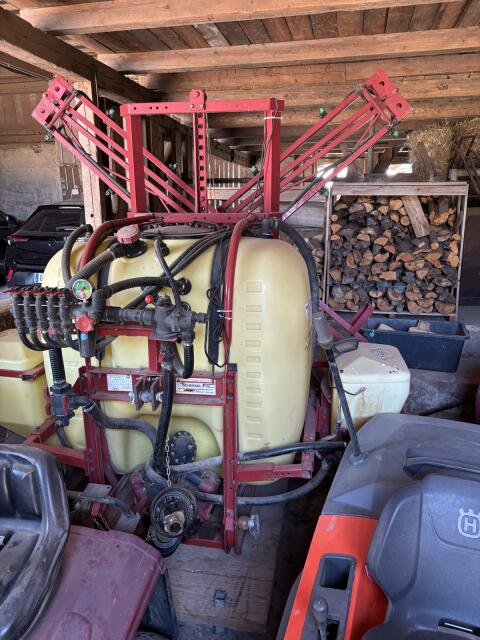 Hardi 600 l mit 12 m Balken