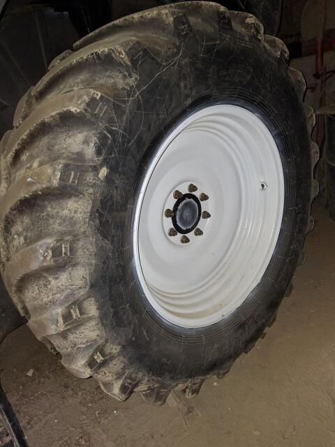 Kompletträder 650/65 R38 und 540/65 R28