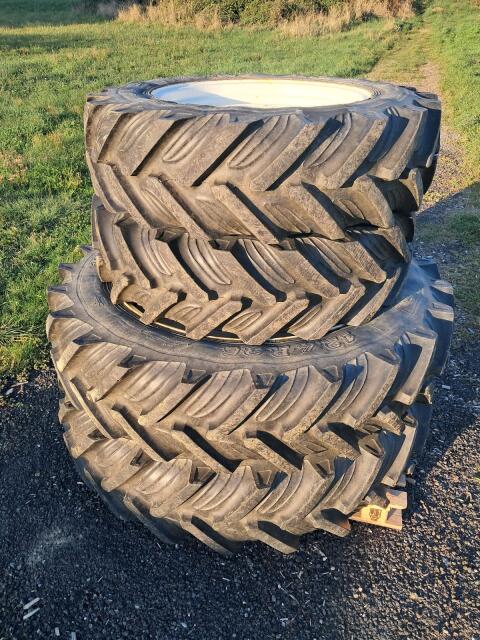 Komplettreifen mit Felgen 12.4R36/11.2R24, New Holland, Case