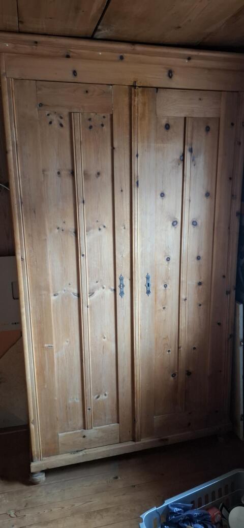 Schrank aus Zirbe