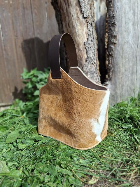 Kaminholztasche aus Kuhfell, Leder und Filz