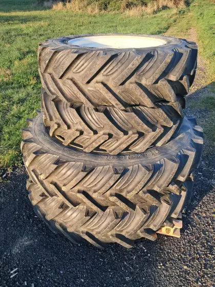 Komplettreifen mit Felgen 12.4R36/11.2R24, New Holland, Case