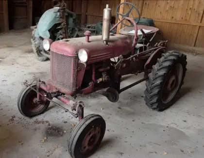 Farmall Cub mit seitlichem Mähbalken Farmall Cub