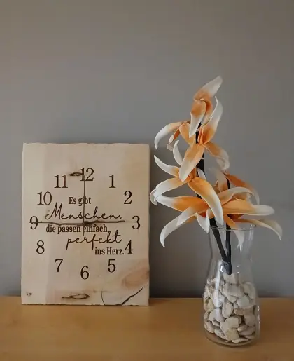 Zirbenholz-Wanduhr mit gelasertem Spruch, Unikat.