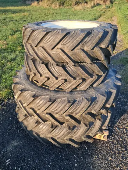 Komplettreifen mit Felgen 12.4R36, 11.2R24, New Holland, Steyr, TN70DA