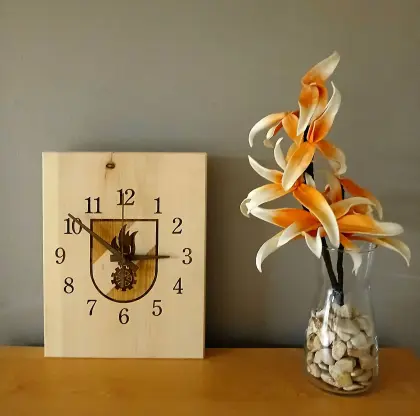 Küchenuhr, Wanduhr, Feuerwehr-Uhr aus Zirbenholz.