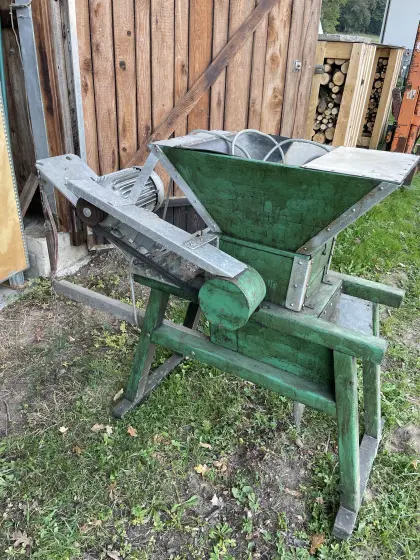 Alte robuste Obstmühle, Maischemühle mit Elektromotor, 400