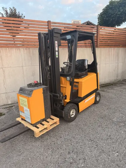 Jungheinrich EFG 1,6 t mit Triplex-Mast und 4 hydr. Kreisen