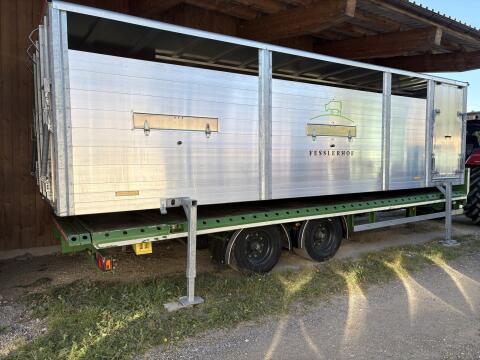 Tandem-Anhänger mit Viehaufbau