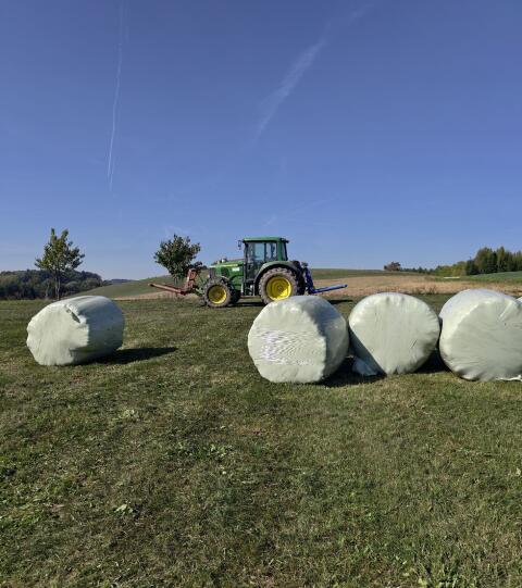 4 Silageballen, 3. Schnitt 2.026 und 12 Strohballen