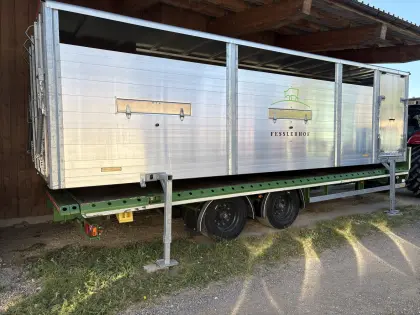 Tandem-Anhänger mit Viehaufbau