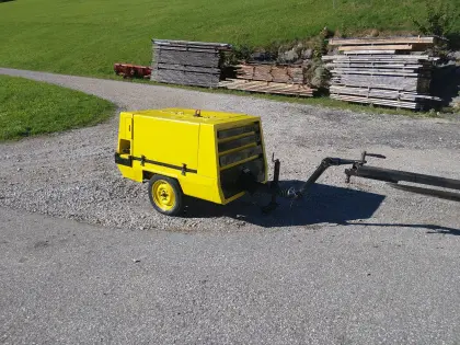 Baukompressor Atlas Copco XAS mit Sandstrahl-Ausrüstung